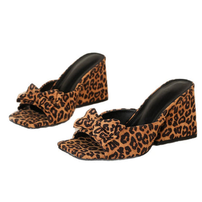 📢📢50 % Rabatt!! ⏰ Slip-On-Sandalen mit Absatz und Leopardenmuster – Blockabsatz, Schleifenverzierung und auffälliges Muster (Größen 36–43)