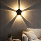 Moderne LED-Wandleuchte mit geometrischem Lichteffekt