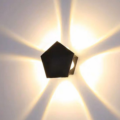 Moderne LED-Wandleuchte mit geometrischem Lichteffekt